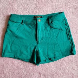 🦋 Green stretchy shorts Size(Large)